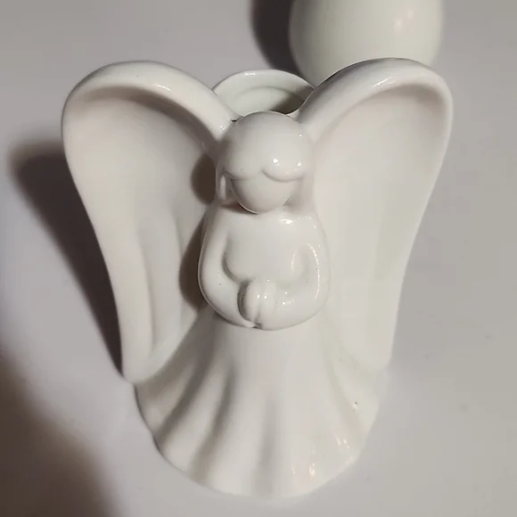 ASSORTMENT OF WHITE CERAMICS. - Picture 9 of 13